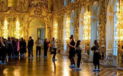 Choáng với du khách Trung Quốc tiểu tiện trên sàn cung điện của Nga