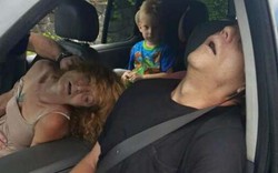 Mỹ: Phẫn nộ bức ảnh bố mẹ phê thuốc, mặc con sau ô tô