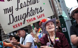 Bà mẹ Mỹ suốt 30 năm biểu tình ủng hộ con gái đồng tính