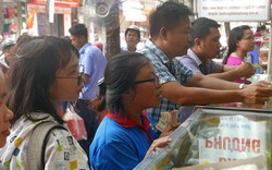 Sát Trung thu, dân nhễ nhại xếp hàng giữa trưa mua bánh Bảo Phương
