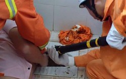 Cái kết đắng lòng cho chàng trai cố vớt điện thoại bị rơi vào toilet