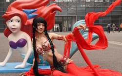 Diện đồ hở bạo, nữ cosplayer bị "ném đá" vì phản cảm