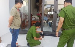 Hiếp dâm bất thành, tên cướp dùng dao đâm nữ gia chủ rồi bỏ đi