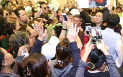 Ca sĩ Nhật Hào bị móc iPhone trong đám tang Minh Thuận