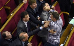 Nghị sĩ Quốc hội Ukraine ẩu đả trước các nhà báo