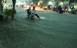 Mưa như trút nước, đường phố Sài Gòn thành sông