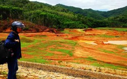 Lòng hồ chứa nước Phú Thạnh bị khai thác tan hoang