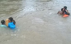 Phú Yên: Sẽ không để học sinh… tự bơi qua sông dữ tới trường