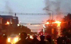 Dây điện cháy nổ như pháo hoa trên phố Sài Gòn