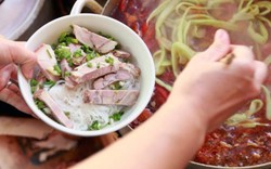 Trải nghiệm thưởng thức bún "mắng" - món ngon Hà Nội của đầu bếp Mỹ