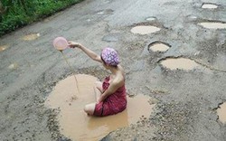 Người mẫu Thái tắm giữa ổ gà để phản đối con đường lầy lội