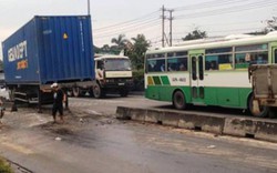 Hàng loạt xe máy ngã nhào vì dầu nhớt đổ trên quốc lộ