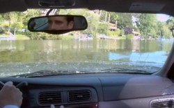 Quá tin vào GPS, lao thẳng xe xuống hồ