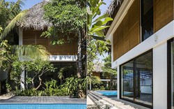 Biệt thự nghỉ dưỡng mái lợp lá dừa ở Trà Vinh gây sốt trên báo nước ngoài