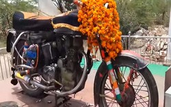 Kỳ lạ chiếc xe máy được tôn thờ như thần linh tại Ấn Độ