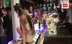 Mẫu bán nude trên bàn tiệc sushi xô xát với khách vì bị sàm sỡ