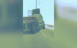 Video: Hai xe tải “đại chiến”, đâm nhau văng khỏi cầu
