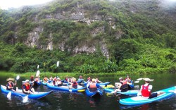 Giới trẻ phấn khích khi lần đầu khám phá "nhà Kong" bằng kayak