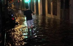 Hà Nội: Nhiều tuyến đường ngập sau mưa, nước tràn vào nhà dân