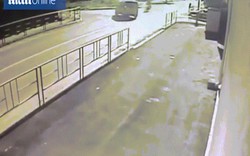 Video: Người đi xe máy bị 2 ô tô đâm liên tiếp ở Nga