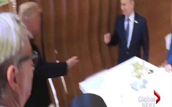 Vì sao Trump bắt tay Putin theo cách đặc biệt này?