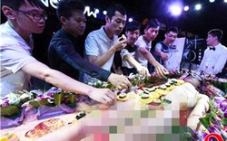 Mẫu nude tiệc sushi khổ sở vì khách bốc đồ ăn, dùng đũa sàm sỡ