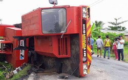 Xe cẩu chục tấn bất ngờ "ngã nhào" đè vào nhà dân