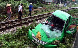 Vượt đường ngang, taxi bị tàu hỏa húc bay hàng chục mét