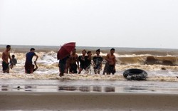 Clip: Hàng trăm người dân vô tư tắm biển khi bão đang vào Thanh Hóa
