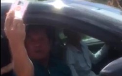Người đàn ông ngồi trên xe vi phạm liên tục chửi bới CSGT Cần Thơ