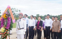 Bà Nguyễn Thị Kim Ngân thăm, dâng hương tại Tượng đài mẹ VN anh hùng