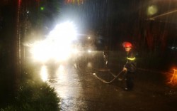 Cháy trong đêm mưa bão, 7 người được giải cứu