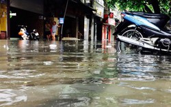 Ảnh hưởng bão số 2: Hà Nội mưa lớn, người dân lại bì bõm lội đường
