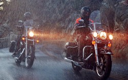 Những lưu ý khi lái môtô trong trời mưa, bão nguy hiểm