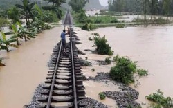 Hơn 4.000 hành khách bị kẹt trong mưa bão vì đường sắt tê liệt