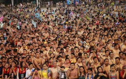 Nghìn người TQ chen kín mít bể bơi trong ngày nóng 50 độ
