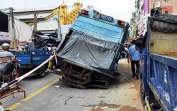 Giải cứu xe rác bị “hố tử thần” nuốt ở trung tâm Sài Gòn