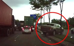 Clip: Ô tô bán tải bất ngờ "leo con lươn" thoát kẹt xe trên đại lộ
