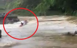 Clip: Cố đi qua đập tràn, người đàn ông cùng xe máy bị nước lũ cuốn trôi