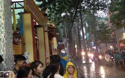 Hàng chục môn sinh Nam Huỳnh Đạo đội mưa “răn đe” Flores