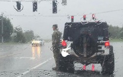Người lính dầm mưa, đứng nghiêm chào đoàn xe tang gây "bão mạng"
