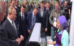 Video: Hành động bất ngờ của Putin khi thấy quầy bán kem