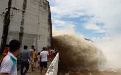 NÓNG: Thủy điện Hòa Bình tiếp tục phải mở cửa xả đáy thứ 3 để xả lũ