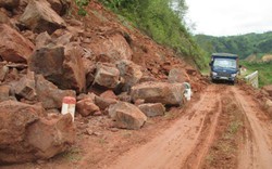 Lai Châu: Sạt lớn trên quốc lộ 4H, giao thông bị chia cắt