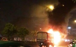 Clip: Ô tô bốc cháy dữ dội trên phố SG, tài xế nhảy khỏi xe cầu cứu