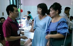 Vụ đá đè sập nhà ở Sơn La: Bạn đọc Dân Việt đến BV trao tiền hỗ trợ