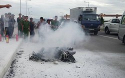 Nha Trang: Xe máy bất ngờ cháy trơ khung giữa cầu, chủ xe bỏ đi