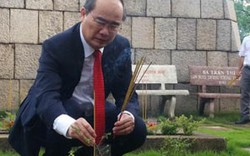 Bí thư Thành ủy Nguyễn Thiện Nhân dâng hương ở Nghĩa trang Liệt sĩ
