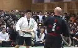 Phô diễn võ công "truyền điện", võ sư Nhật Bản bị đánh sấp mặt