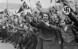 Hitler dùng đội quân nữ 10-18 tuổi, đẩy ra trận bắn người